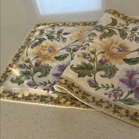 April Cornell Botanical Table Runner - Picture 2 of 7